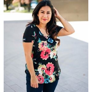 🌸Cute black floral top🌸